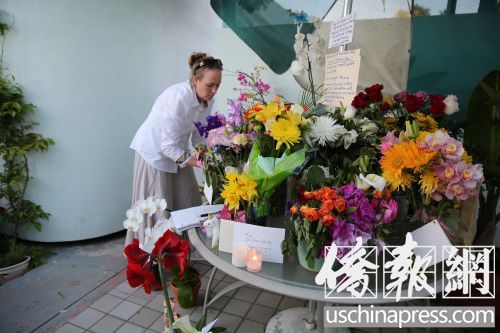 許多朋友與患者在韓偉東生前開辦的中醫(yī)診所內(nèi)擺放了鮮花,。(美國《僑報(bào)》/邱晨