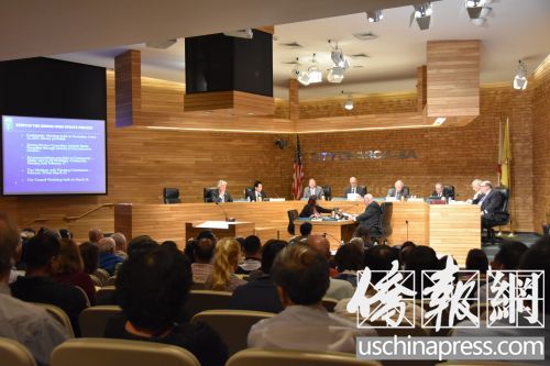 亞凱迪亞市政廳內(nèi)座無虛席,。(美國《僑報(bào)》/聶達(dá)