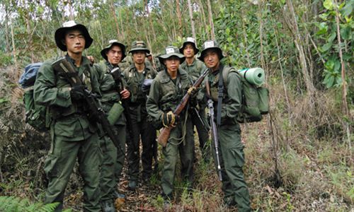 野外巡邏訓(xùn)練途中,,幾名中國籍留學(xué)生合影留念,。(左二為陳明珠)