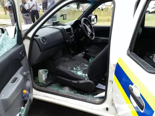 警車多個位置中彈,,警員安然無恙,。