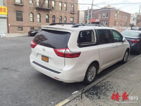 被盜車輛邊窗遭人砸破,,一地玻璃渣,。(美國《僑報(bào)》)