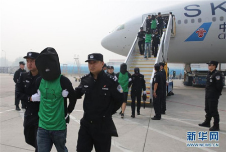 4月13日,,在北京首都機場,,第二批電信詐騙犯罪嫌疑人被包機押解回國,。日前,,肯尼亞警方成功打掉一個冒充中國大陸公檢法機關(guān)、向大陸群眾大肆實施電信詐騙的犯罪團伙,??夏醽唸?zhí)法部門經(jīng)審查,決定將上述人員中的32名中國大陸犯罪嫌疑人和45名臺灣犯罪嫌疑人遣返中國大陸,。新華社記者