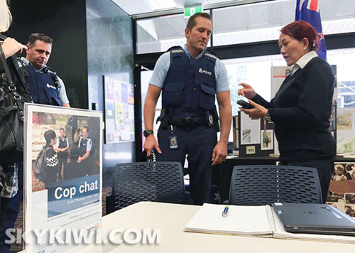 警方在奧克蘭圖書館設立“Cop