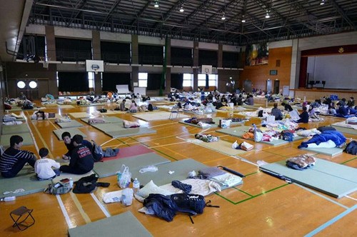 避難場所中情景,。