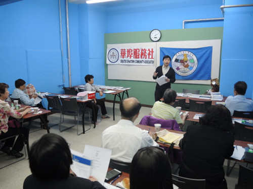 張統(tǒng)鋒講解基本計(jì)劃。(美國(guó)《世界日?qǐng)?bào)》/高夢(mèng)梓