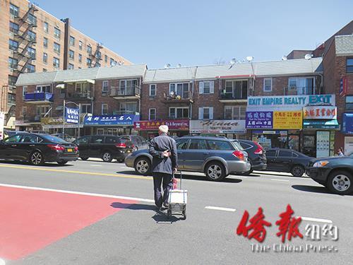 一老翁在緬街與花街大道處徘徊許久等待機會過馬路,。