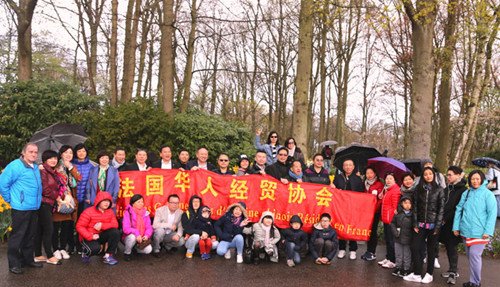全體成員在庫肯霍夫公園前合影。(《歐洲時(shí)報(bào)》/孔帆