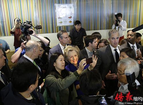 紐約州總統(tǒng)初選19日舉行,,為拉選票希拉里也是拼了,。圖為希拉里18日走訪法拉盛社區(qū)時與支持者玩自拍,。(美國《僑報》援引美聯(lián)社)