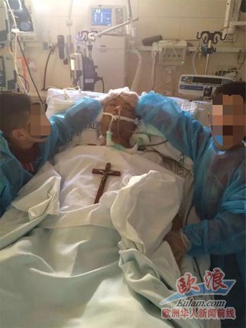 鄭先生的兩個(gè)孩子在醫(yī)院重癥病房為自己的父親祈禱