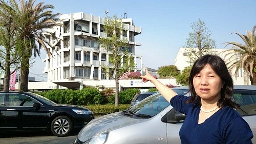 田中女士手指搖搖欲墜的宇城政府大樓表達當?shù)匮行奚鷮铀话?/
