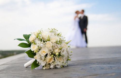留學生畢業(yè)之后選擇先結婚再找工作,。(美國《僑報》)