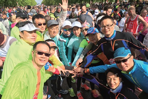 4月24日,中國商業(yè)精英馬拉松隊隊員們在跑前擁擠的賽道上興奮合影,。當(dāng)天,,匯添富基金管理股份有限公司董事長李文則以3小時12分23秒的成績在本屆中國商業(yè)精英隊倫敦國際馬拉松隊中排列首位。(圖片來源:主辦方供圖)