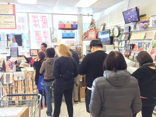 因勁球(Powerball)彩券獎金將在4日累積至3億4800萬元以上,哈岡惠康書局2日人潮已絡(luò)繹不絕。(美國《世界日報》/張宏