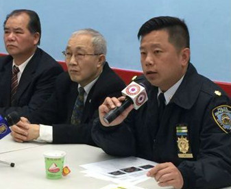 紐約華埠警民會議4日在中華公所舉行,紐約市警五分局局長吳銘恒宣布逮捕模式劫案“四人組”。(美國《僑報》/葉永康