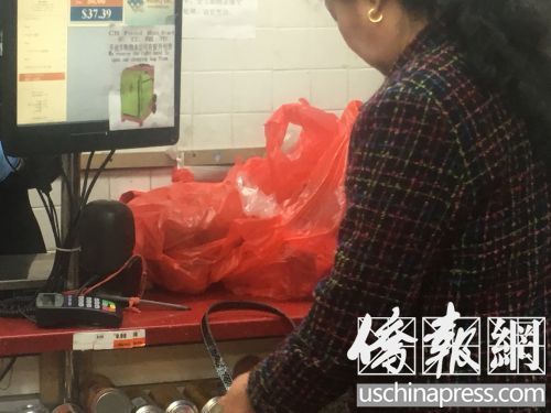 塑料袋給民眾購(gòu)物帶來(lái)了極大便利,但是否有利于環(huán)境?(美國(guó)《僑報(bào)》/王伊琳