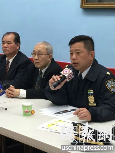 紐約華埠警民會(huì)議4日在中華公所舉行,,紐約市警五分局局長(zhǎng)吳銘恒宣布逮捕模式劫案“四人幫”。(美國《僑報(bào)》/葉永康