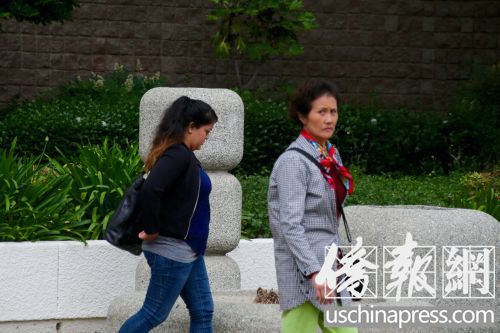 一名疑似嫌犯家人的女子旁聽完案件后步出法庭。(美國《僑報》/邱晨