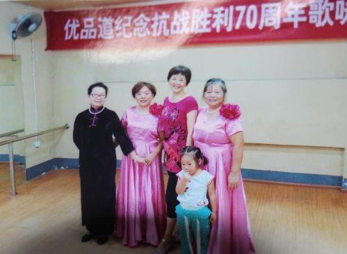 死者張蜀生前生前喜歡跳舞,,擅長(zhǎng)打太極拳,在社區(qū)內(nèi)極為活躍(左三),。(美國(guó)《僑報(bào)》/鐘穎