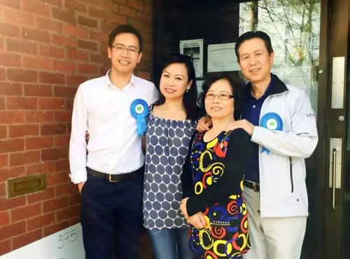 (左起)葉穩(wěn)堅(jiān)及其姐姐,、母親與父親合影。(歐洲時(shí)報(bào)網(wǎng)