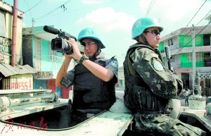 廣州警察張振貴在執(zhí)行維和任務(wù),攝像機(jī)也是他的其中一把“槍”。