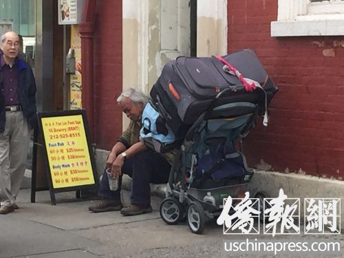 在包厘街帶著幾個箱子的華人流浪漢。(美國《僑報》/葉永康
