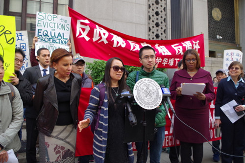 住戶李雅欽(發(fā)言者)在包厘街住客的抗議示威集會上發(fā)言,。(美國《世界日報》/金春香