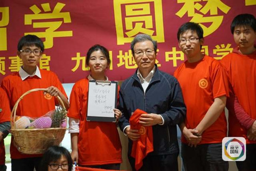 圖為中國駐日大使程永華在熊本地震災區(qū)看望中國留學生,。