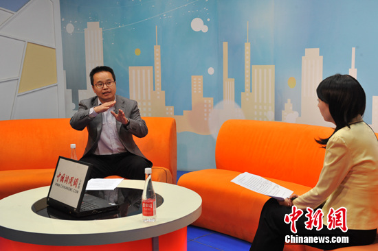 資料圖:國家天文臺副研究員鄭永春博士做客中新網(wǎng)演播室,為網(wǎng)友解答“火星發(fā)現(xiàn)液態(tài)水”相關(guān)問題,。