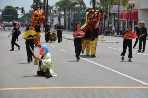舞龍,、舞獅表演,,博得現(xiàn)場華洋民眾一片叫好。(美國《世界日?qǐng)?bào)》/高梓原