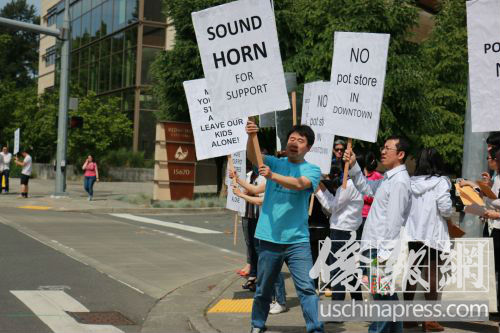 西雅圖華人在雷德蒙德市市政廳前抗議。(美國《僑報》/詩喬
