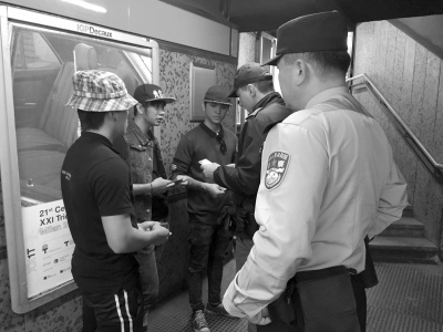 中意警員在米蘭執(zhí)勤,。