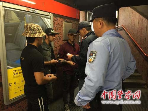 5月8日,,中方警員協(xié)助意方警員在意大利米蘭的地鐵站內(nèi)檢查游客證件,。(公安部國際合作局供圖)