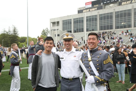 華裔莫家俊(右起)、莫家輝和莫家偉三兄弟全部入讀西點軍校,。(美國《世界日報》/洪群超
