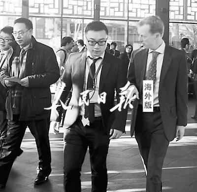 作者(右二)在一次活動上介紹“一帶一路”,。
