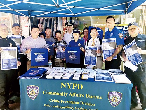 紐約警方派出大隊(duì)人員到華人小區(qū)展開倡導(dǎo),。