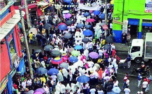 當(dāng)?shù)貢r(shí)間5月18日,,哥倫比亞商販在首都波哥大市中心的市場(chǎng)舉行針對(duì)華人商家的抗議活動(dòng)