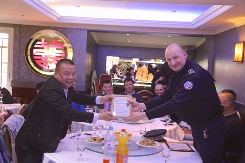 赫貢向美麗城聯(lián)合商會會長姜金玉頒發(fā)捐贈證書,。(《歐洲時報》/孔帆