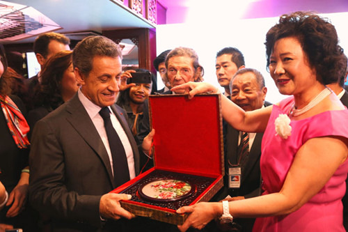 錢美蓉代表聯(lián)盟向薩科奇贈送紀念品,。(法國《歐洲時報》/孔帆