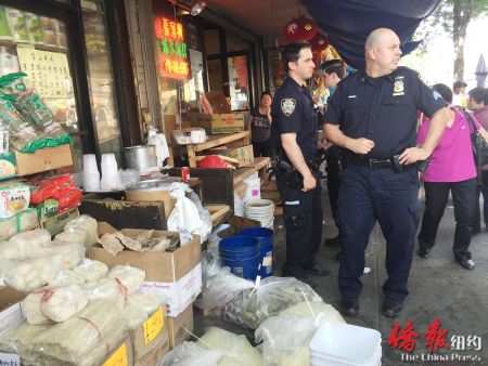警員們在街頭展開掃蕩。(美國《僑報(bào)》/崔國萁
