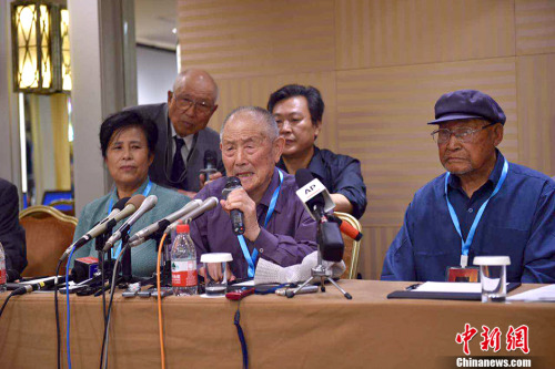 6月1日,,三位在二戰(zhàn)期間被強(qiáng)擄到日本的中國勞工代表與三菱綜合材料公司簽署和解協(xié)議,,接受三菱材料的謝罪并達(dá)成和解。圖為中國受害勞工及遺屬代表發(fā)言,。