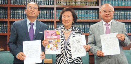 鄧洪(左)手持寫給亞利桑那州州長的信,、陳李琬若手持當年蒙市“獨尊英語”的相關報道,美國中華留學生權益促進會理事袁志偉手持寫給州檢察長的信一起合影,。(美國《僑報》/高睿