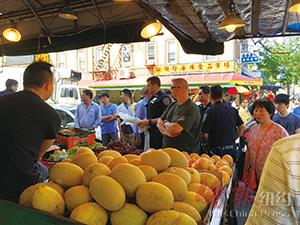 圖為警方2日繼續(xù)對(duì)八大道違規(guī)攤販展開(kāi)掃蕩,。(美國(guó)《僑報(bào)》/崔國(guó)萁