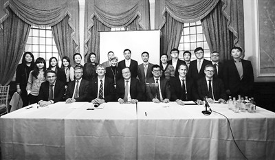 5月18日,,在英華人參加“2016英國脫歐對中英經(jīng)濟影響論壇”,,討論“脫歐”議題,。