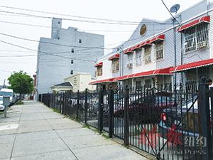 紐約布魯克林康尼島5日凌晨發(fā)生槍擊案,,一名38歲的華裔男子在此處街頭不幸被流彈打中背部,。(美國《僑報》/崔國萁