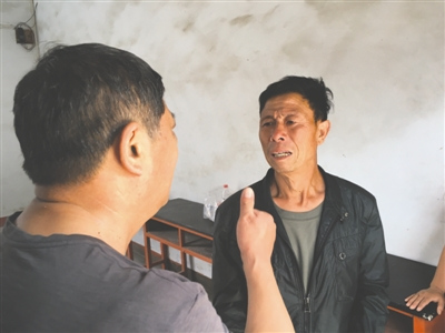 一位素昧平生的老兵專程趕來,,對申天國(右)說,,你培養(yǎng)了一個(gè)好兒子,。