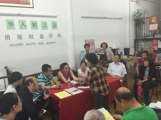 周女士(背對(duì)鏡頭者)因丈夫搬走,遭房東提出加租三倍的要求,。(美國(guó)《世界日?qǐng)?bào)》/尹英姿