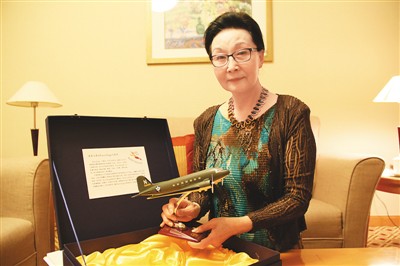 圖為方李邦琴手持即將送給廣西桂林飛虎隊遺址公園的“飛虎隊”運輸機模型。