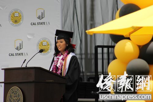吳嘉欣代表上千名畢業(yè)生登臺演講自己的大學(xué)夢,。(美國僑報(bào)網(wǎng)/高睿
