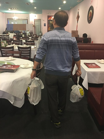 中餐外賣郎近來連續(xù)在芝加哥地區(qū)遭到“假顧客”洗劫,警方呼吁從業(yè)員提高警覺,。(美國《世界日報》/黃惠玲
