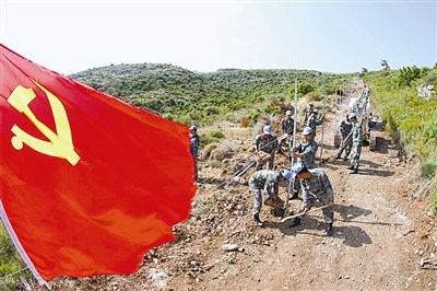 黨員突擊隊對一條安全通道進行封圍作業(yè),。
